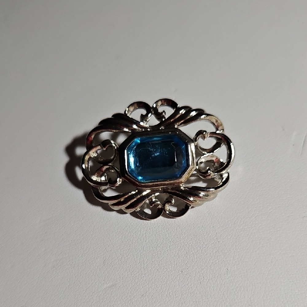 Stunning Blue and Silver Brooch with Filigree Design